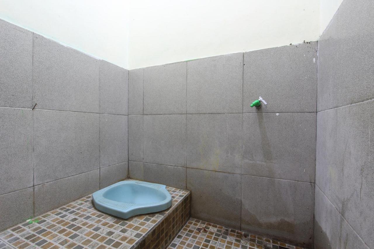 Oyo 92231 Penginapan Tanjung Alang Syariah Makassar Buitenkant foto