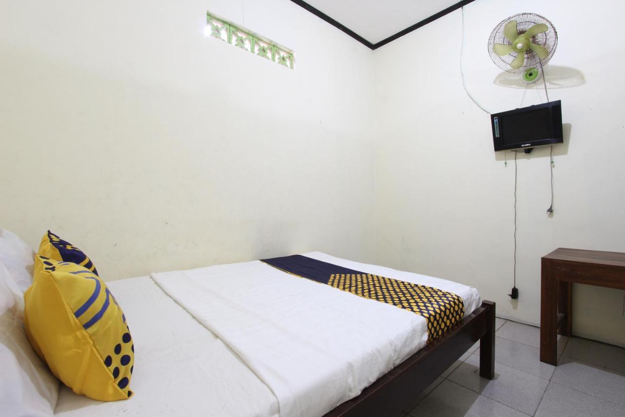 Oyo 92231 Penginapan Tanjung Alang Syariah Makassar Buitenkant foto