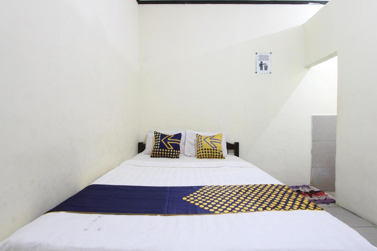 Oyo 92231 Penginapan Tanjung Alang Syariah Makassar Buitenkant foto