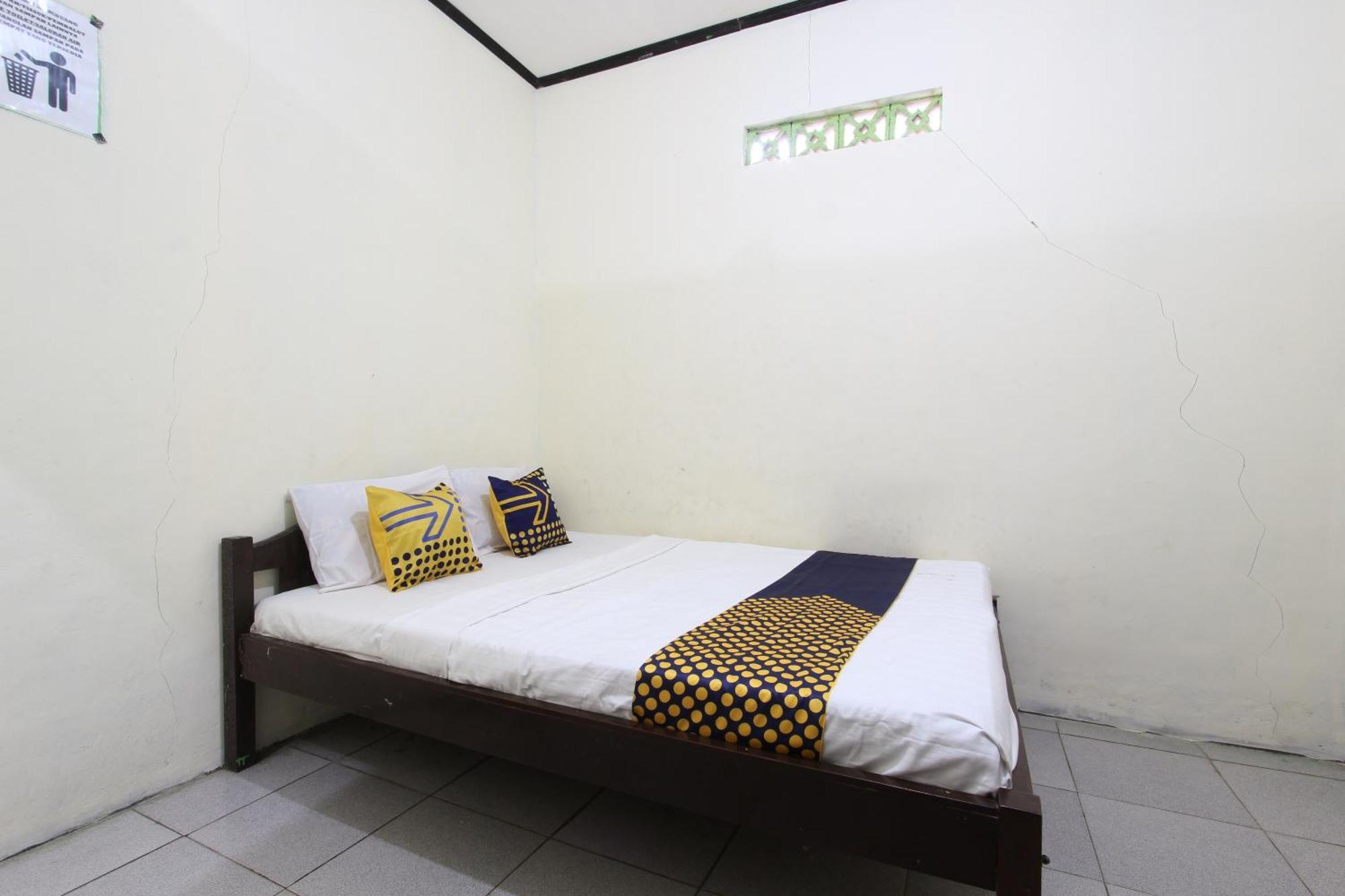 Oyo 92231 Penginapan Tanjung Alang Syariah Makassar Buitenkant foto